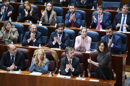 La presidenta de la Comunidad de Madrid, Isabel Díaz Ayuso, durante el pleno de la Asamblea de Madrid del 15 de febrero de 2024 en el que dijo que una persona mayor enferma "no se salvaba en ningún sitio".