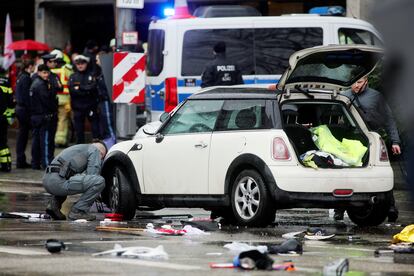 Una agente de policía inspecciona el vehículo utilizado en el atropello masivo de Múnich.