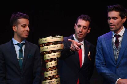 Fabio Aru y Vincenzo Nibali miran el trofeo del Giro.