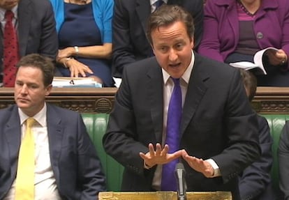 El primer ministro brit&aacute;nico, David Cameron, y el viceprimer ministro Nick Clegg, en una imagen tomada de un v&iacute;deo de un debate en el Parlamento, el pasado 11 de julio.