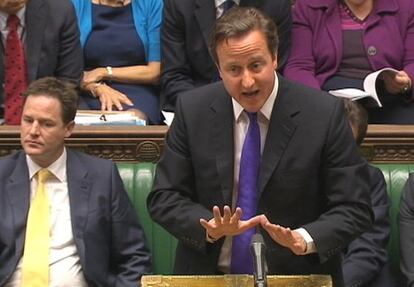 El primer ministro británico, David Cameron, y el viceprimer ministro Nick Clegg, en una imagen tomada de un vídeo de un debate en el Parlamento, el pasado 11 de julio.