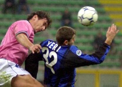 Téllez y Vieri saltan por el balón.