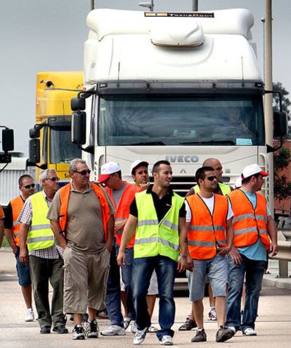 Protesta de trabajadores autónomos de Transcont, ayer en el puerto de Valencia.