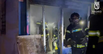 Varios bomberos, en la extinción del incendio de La Elipa.