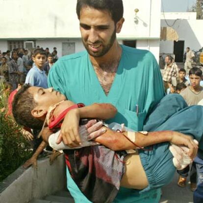 Un niño palestino es conducido al hospital tras resultar herido en el campo de refugiados de Jan Yunes.