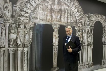 Paolo Caucci, ante una reproducción del Pórtico de la Gloria en el centro social de Caixanova en Santiago.