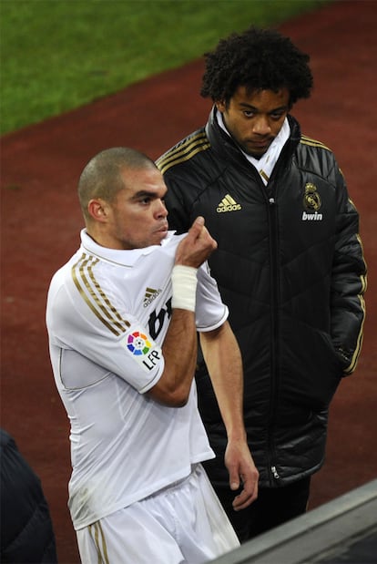 Vuelta de los cuartos de final de la Copa del Rey. Barcelona, 2 - Real Madrid, 2: Pepe besa el escudo de la camiseta en dirección a la grada del Camp Nou.