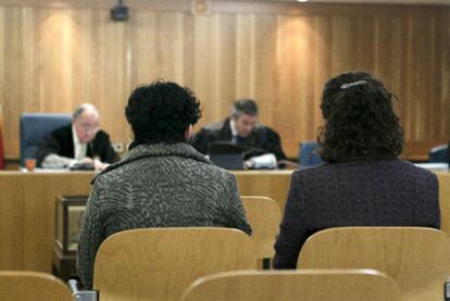 Sisters Blanca and Isabel Bruño Azpiroz, during the judicial hearing.