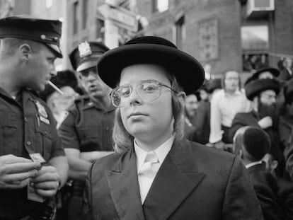 Joven judío ortodoxo en el barrio de Brooklyn, Nueva York.