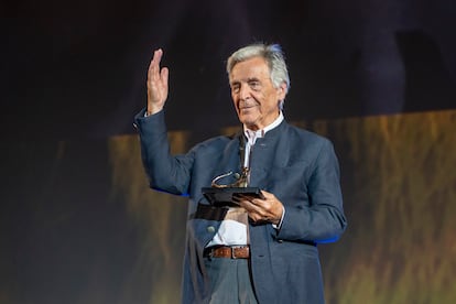 El cineasta Costa-Gavras recibía este jueves el premio a toda su carrera en la Piazza Grande de Locarno (Suiza).