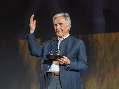 El cineasta Costa-Gavras recibía este jueves el premio a toda su carrera en la Piazza Grande de Locarno (Suiza).