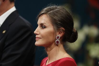 La Reina ha acompañado su 'look' con unos pendientes de rubíes, con dos grandes gemas cada uno, rodeados de dos filas de diamantes cada cual. Es la primera vez que se le ve con estas piezas.