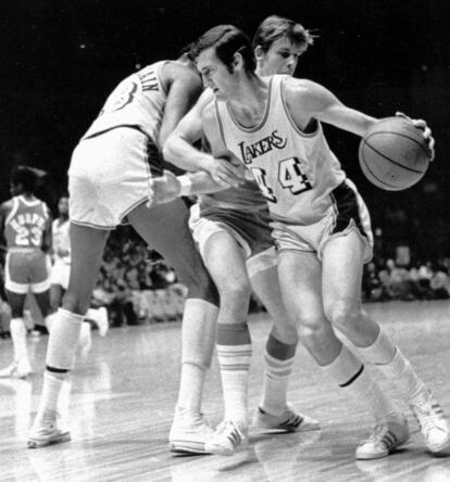 Jerry West aprovecha el bloqueo de Wilt Chamberlain para superar a John Vallely de los Houston Rocket durante un partido de los Lakers en Inglewood, California, en 1971
