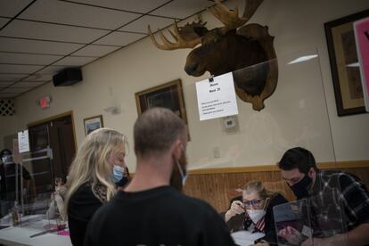 Una pareja se registra para emitir su voto en un centro de votación, en Kenosha, Wisconsin.