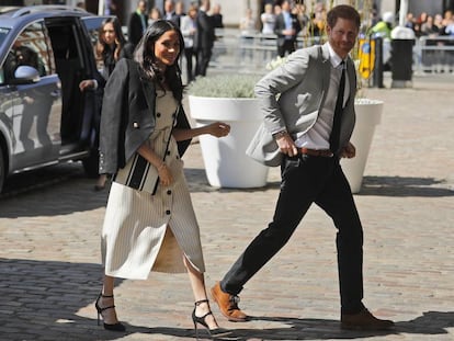 Meghan Markle y el príncipe Enrique a su llegada al Queen Elizabeth II Center en el encuentro de dirigentes de la Commonwealth.