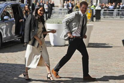 Meghan Markle y el príncipe Enrique a su llegada al Queen Elizabeth II Center en el encuentro de dirigentes de la Commonwealth.