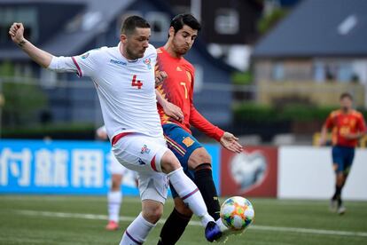 Atli Gregersen (a la izquierda) y  Álvaro Morata, en un momento del partido. 