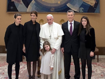 Mauricio Macri y su familia junto al papa Francisco en el Vaticano.