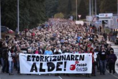 Miles de personas participan en Arrasate (Gipuzkoa) en una manifestaci&oacute;n convocada por los &oacute;rganos representativos de Fagor Electrodom&eacute;sticos para exigir el mantenimiento del empleo de la cooperativa vasca.