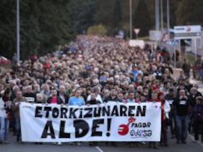 Miles de personas participan en Arrasate (Gipuzkoa) en una manifestaci&oacute;n convocada por los &oacute;rganos representativos de Fagor Electrodom&eacute;sticos para exigir el mantenimiento del empleo de la cooperativa vasca.