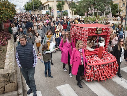 Arrastre de latas en la víspera de los Reyes Magos en Algeciras, tradición que data desde principios del siglo XX y que cada año reúne a más personas. Parten de la Plaza de Andalucía hasta llegar al Llano Amarillo, donde esperan a los Reyes.