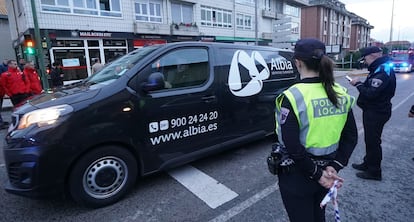 Un vehículo de la funeraria en la zona del suceso.