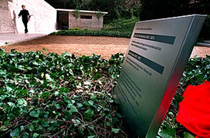 Placa en memoria de Ignasi de Solà-Morales descubierta ayer en el pabellón Mies van der Rohe de Barcelona.