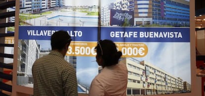 Varias personas visitan el Sal&oacute;n Inmobiliario Internacional de Madrid, SIMA. 