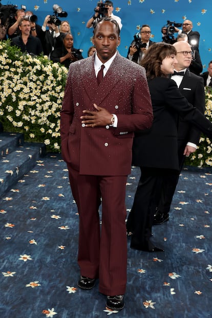 El rapero Pusha T, con un traje con piedras y corbata a juego de Louis Vuitton que acompañó con joyas de Tiffany & Co.