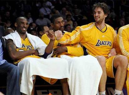 Pau Gasol y Kobe Bryant bromean en el banquillo.