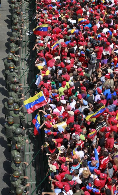 Cientos de seguidores acompañan el féretro del fallecido presidente de Venezuela, Hugo Chávez, por las calles de Caracas.