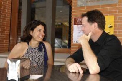 El viceprimer ministro británico, Nick Clegg (d), conversa con su mujer, la española Míriam González (i), en la terraza de un bar de la localidad vallisoletana de Olmedo, durante sus vacaciones el pasado año. EFE/Archivo