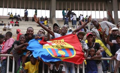 Aficionados en un amistoso entre la selecci&oacute;n de ese pa&iacute;s y el Bar&ccedil;a.