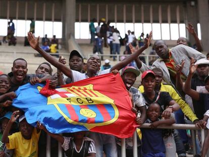 Aficionados en un amistoso entre la selecci&oacute;n de ese pa&iacute;s y el Bar&ccedil;a.