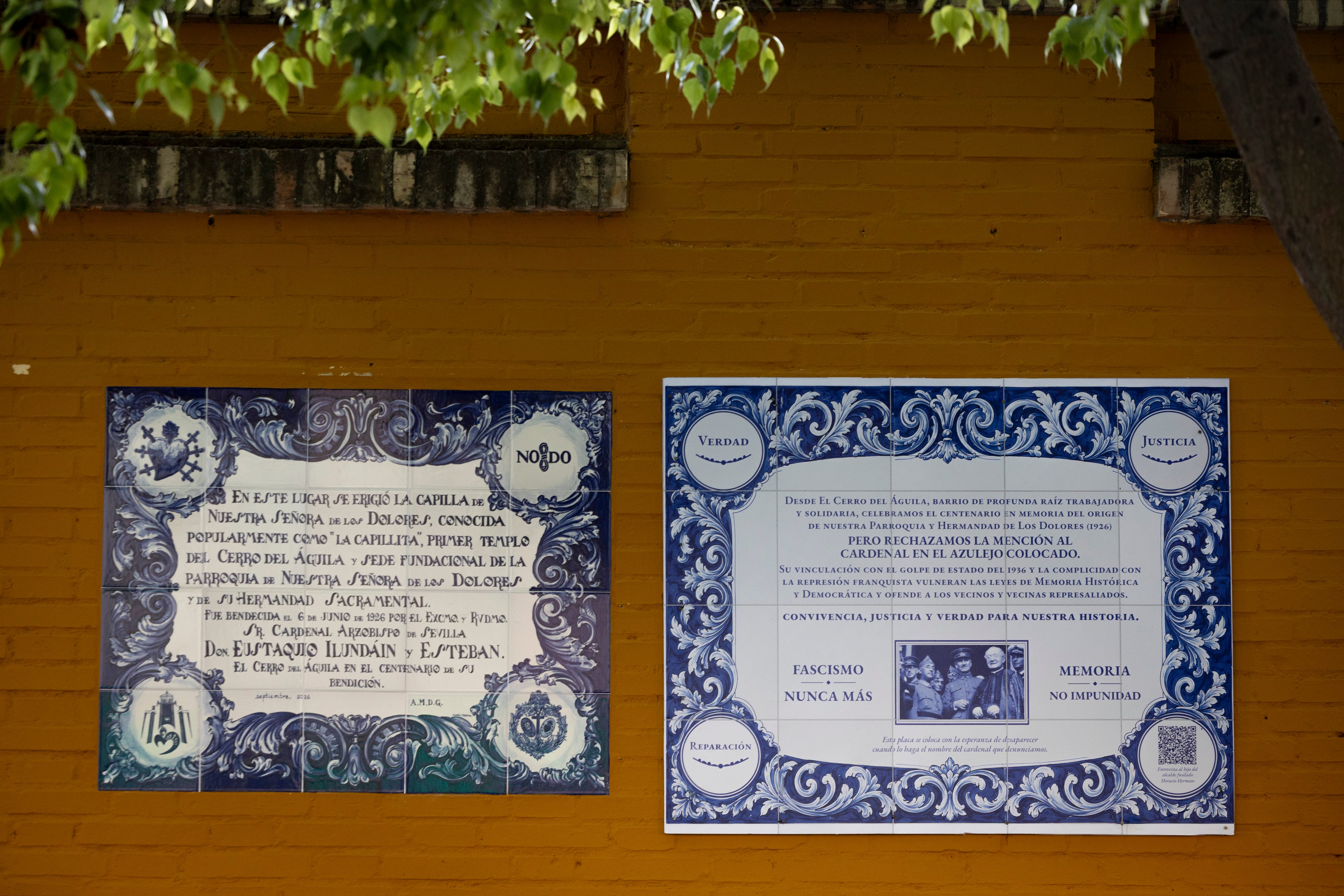 A la izquierda la placa original diseñada por el Ayuntamiento de Sevilla, a la derecha la nueva placa realizada por los vecinos.