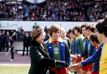 El futbolista Kenny Dalglish junto con la reina Isabel II en un acto en 1977.