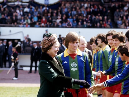 El futbolista Kenny Dalglish junto con la reina Isabel II en un acto en 1977.