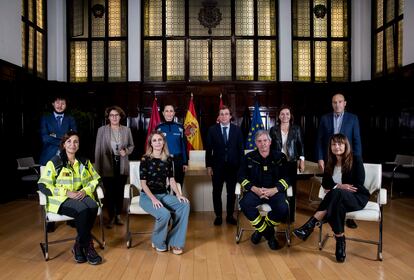 El jurado del Premio Oso y Madroño, en el Ayuntamiento. En primera fila desde la izquierda, la subdirectora del Samur, Carmen Camacho; la delegada de Cultura, Andrea Levy; el inspector de bomberos Luis Soriano y la jefa del servicio de Medicina Intensiva del Hospital de Torrejón de Ardoz, Mari Cruz Martín. Detrás, el director de Comunicación de Prisa Noticias, Pedro Zuazua; la directora de la SER Montserrat Domínguez, la policía Ana Padilla, el alcalde José Luis Martínez-Almeida, la directora de EL PAÍS Pepa Bueno y el expaciente de covid Juan Altares.