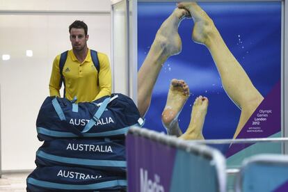 James Magnussen, del equipo olímpico australiano de natación, llega al aeropuerto de Río de Janeiro.