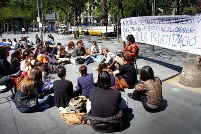Alumnos de Filología Hispánica de la UB celebran una clase en la calle.