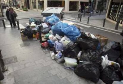En algunas calles de la ciudad de Alicante todavía no se ha restablecido la normalidad en cuanto a la recogida de las basuras.