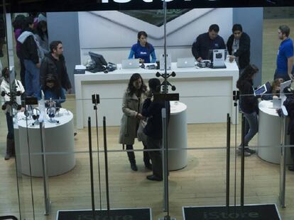 Mujeres comprando en tienda de tecnología en Lima, Perú.