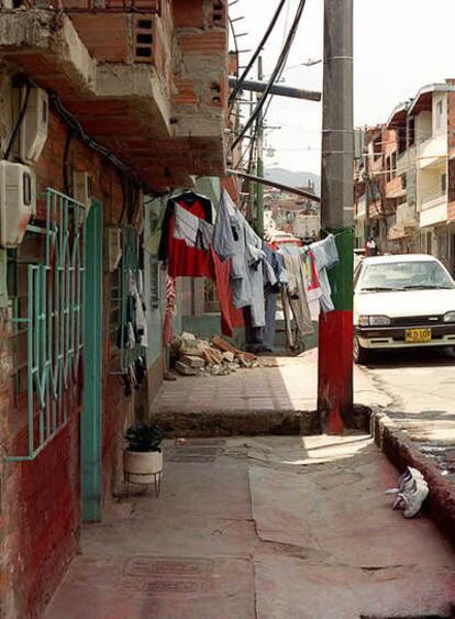 Una de las calles de la periferia de Medellín.