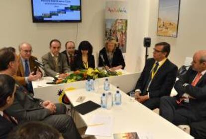 Imagen cedida por la Junta de Andalucía del consejero de Turismo y Comercio, Rafael Rodríguez(c) durante la segunda jornada de su visita a la Feria Internacional de Turismo de Moscú (MITT 2014), donde ratificó el convenio de cooperación con Natalie Tour, el operador turístico ruso que lidera con diferencia en el mercado español. EFE/Junta de Andalucía