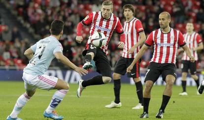 Muniain intenta controlar el balón ante Samuel.