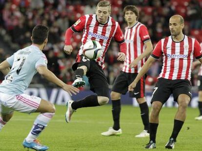 Muniain intenta controlar el balón ante Samuel.