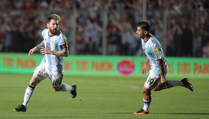 Messi celebra el primer gol de l'Argentina amb Banega.