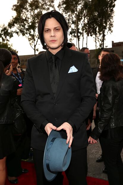 Sin sorpresas. Jack White, como versión masculina de Morticia Adams.