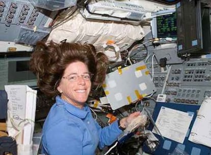 La astronauta y maestra Barbara Morgan, en el <i>Endeavour.</i>