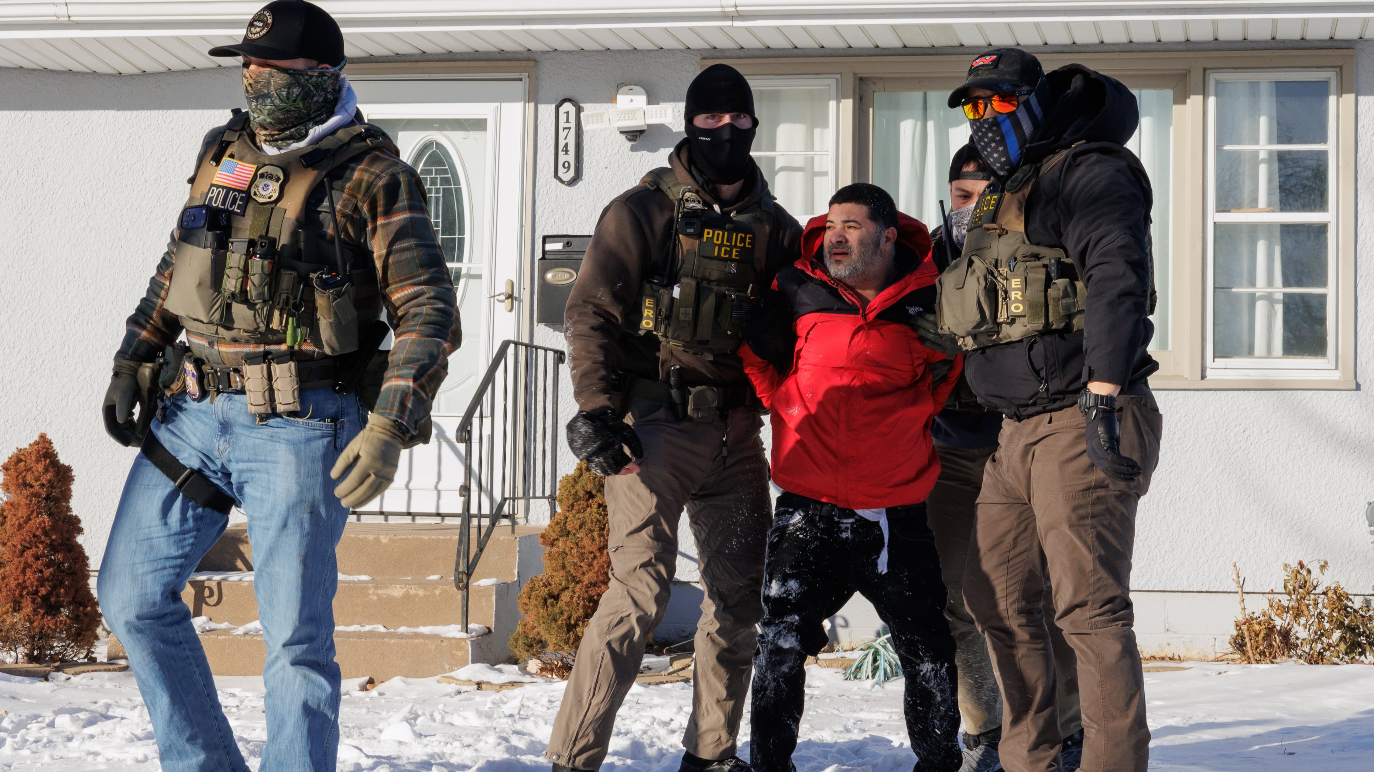 Los arrestos de migrantes en espacios públicos aumentan más de 1.100% durante el segundo mandato de Trump